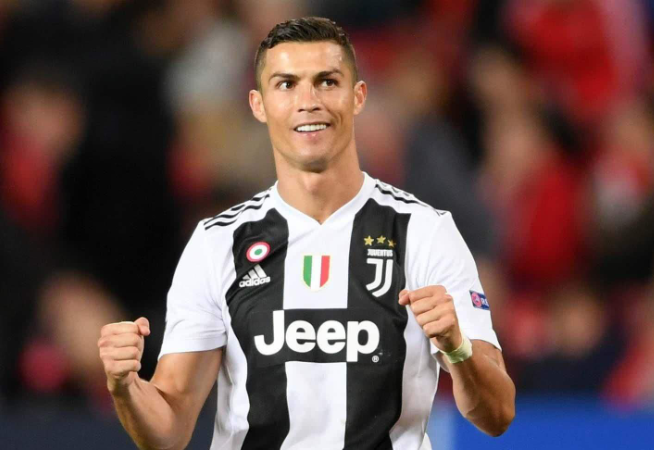 尤文vs卡利亚里首发：弗拉霍维奇领衔！伊尔迪兹、小图拉姆在列（尤文战卡利亚里首发出炉：弗拉霍维奇领衔，伊尔迪兹、小图拉姆入选）