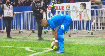 英超焦点战：维拉1-2绝杀阿森纳，曼城争冠机会大增（英超重磅对决：维拉补时2-1击败阿森纳，曼城争冠形势看涨）