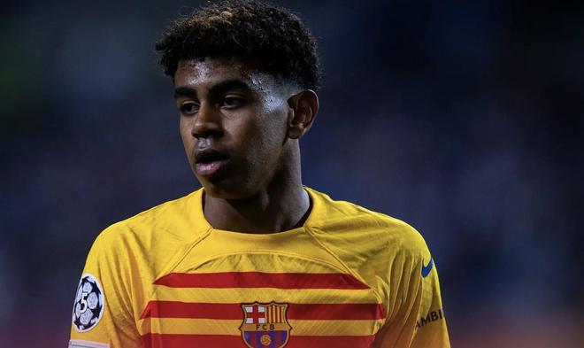 巴蒂：劳塔罗和小蜘蛛可以一起上，但其中一人必须做出牺牲（巴蒂：劳塔罗与小蜘蛛能同场竞技，但须有一人为团队让步）