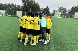 球队完全把节奏掌握在自己手里（球队牢牢掌控比赛节奏）