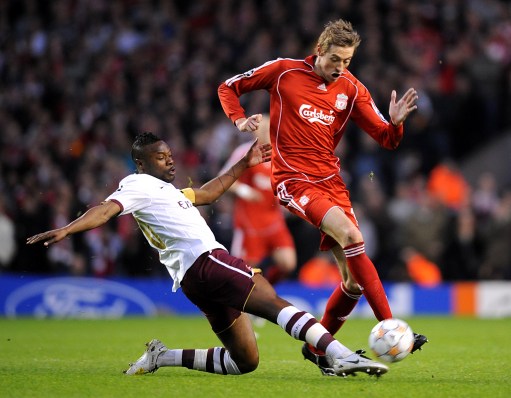 输送30米弧线制导！皇马巨星疑被诅咒：7次开天眼长传 却再度受伤（30米弧线制导般精准！皇马巨星似陷伤病魔咒：7记神级长传后又伤退）