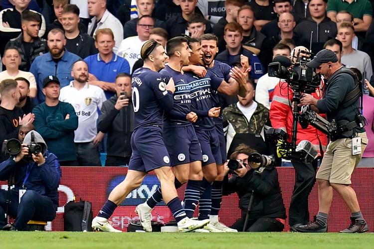 赵丽娜：走了70所学校，女孩踢球屈指可数；想让女孩踢球普及（赵丽娜：走访70所学校见踢球女孩寥寥，盼女足在女孩中普及）