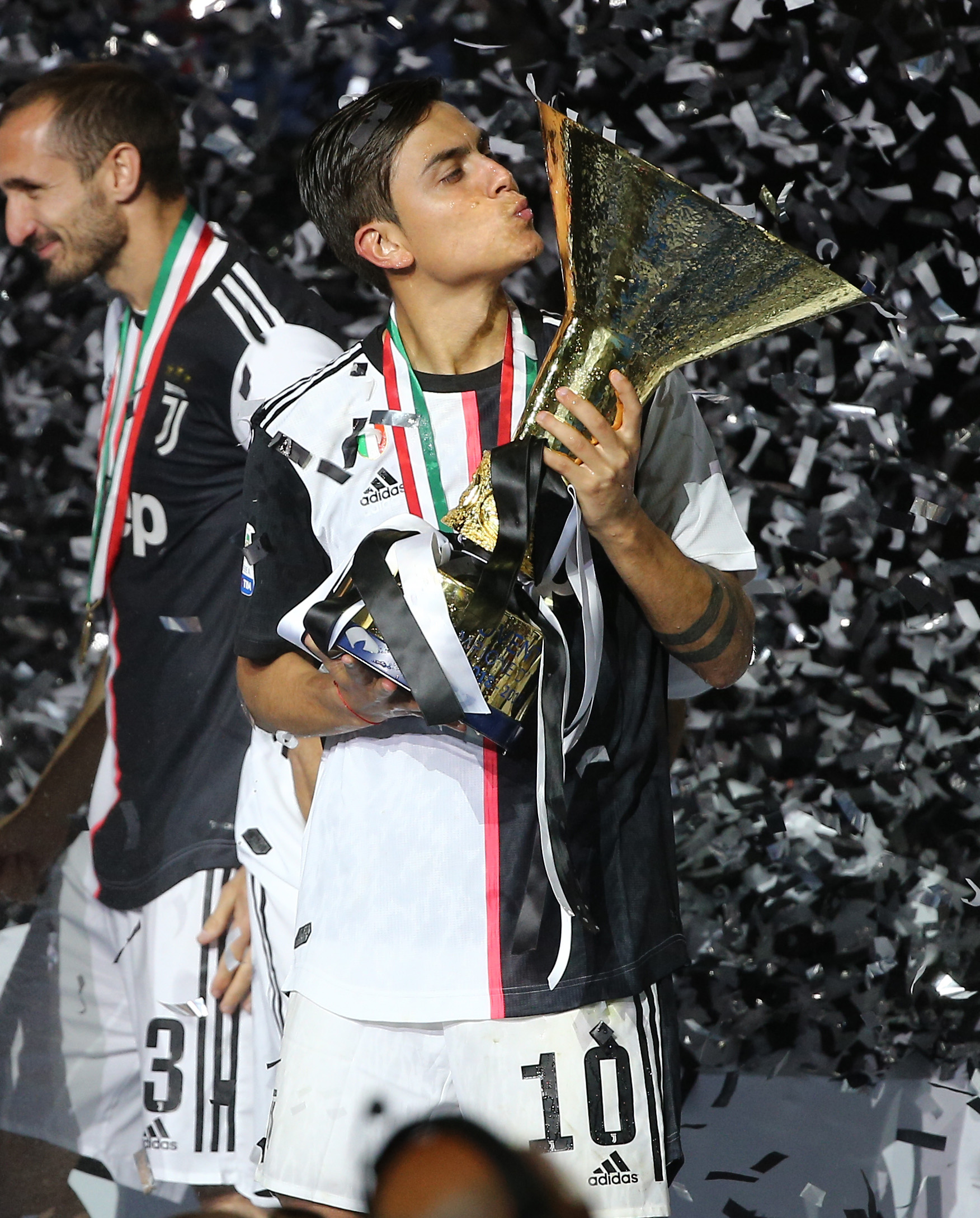 ATP总决赛第5日综述：阿卡3连胜锁定年终第一，德米纳尔赢球晋级（ATP年终总决赛第5日回顾：阿尔卡拉斯三连胜锁定年终第一，德米纳尔告捷晋级）