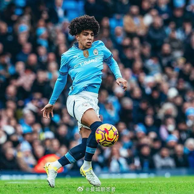 被拍到手上有“美甲”，汪士钦社媒收到网友大量攻击性评论（手部“美甲”照曝光，汪士钦社媒遭大量攻击性留言涌入）